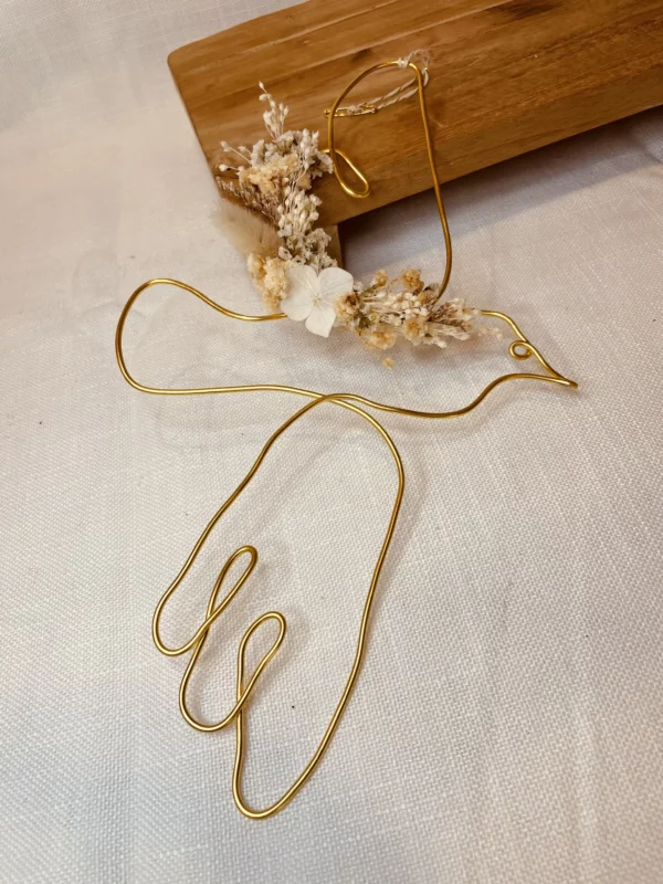 Oiseau en fleurs séchées